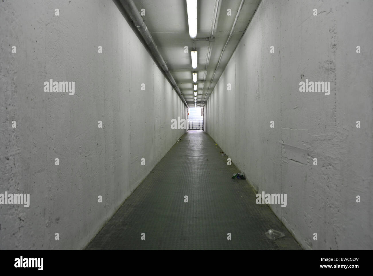 Artifiale Tunnel mit Neonröhren Stockfoto