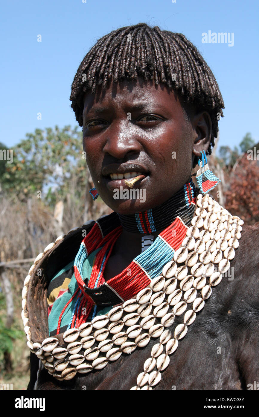 Lächelnde Bana Tribal Frau genommen in Key Afer, Omo-Tal, Äthiopien Stockfoto