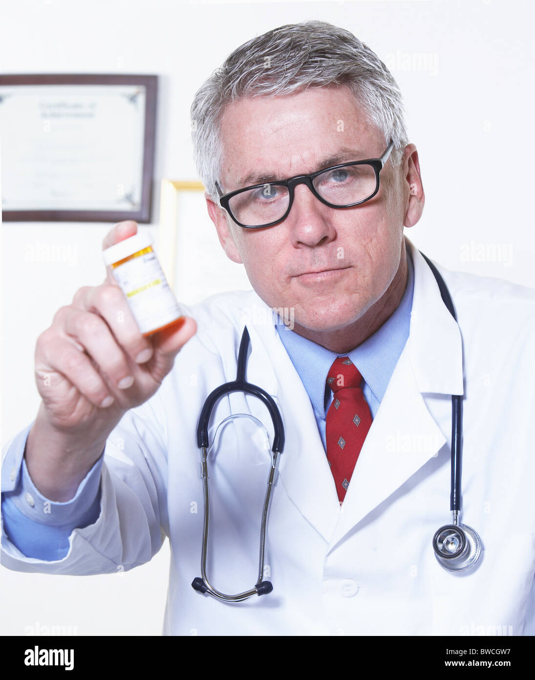 USA, California, Fairfax, Porträt von männlichen Arzt hält Pille Flasche Stockfoto