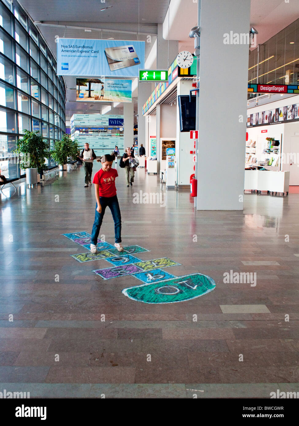 Ein Katzensprung und springen Spielbereich für Kinder auf dem Boden am Flughafen Stockholm-Arlanda Nummer zwei Terminal angelegt Stockfoto