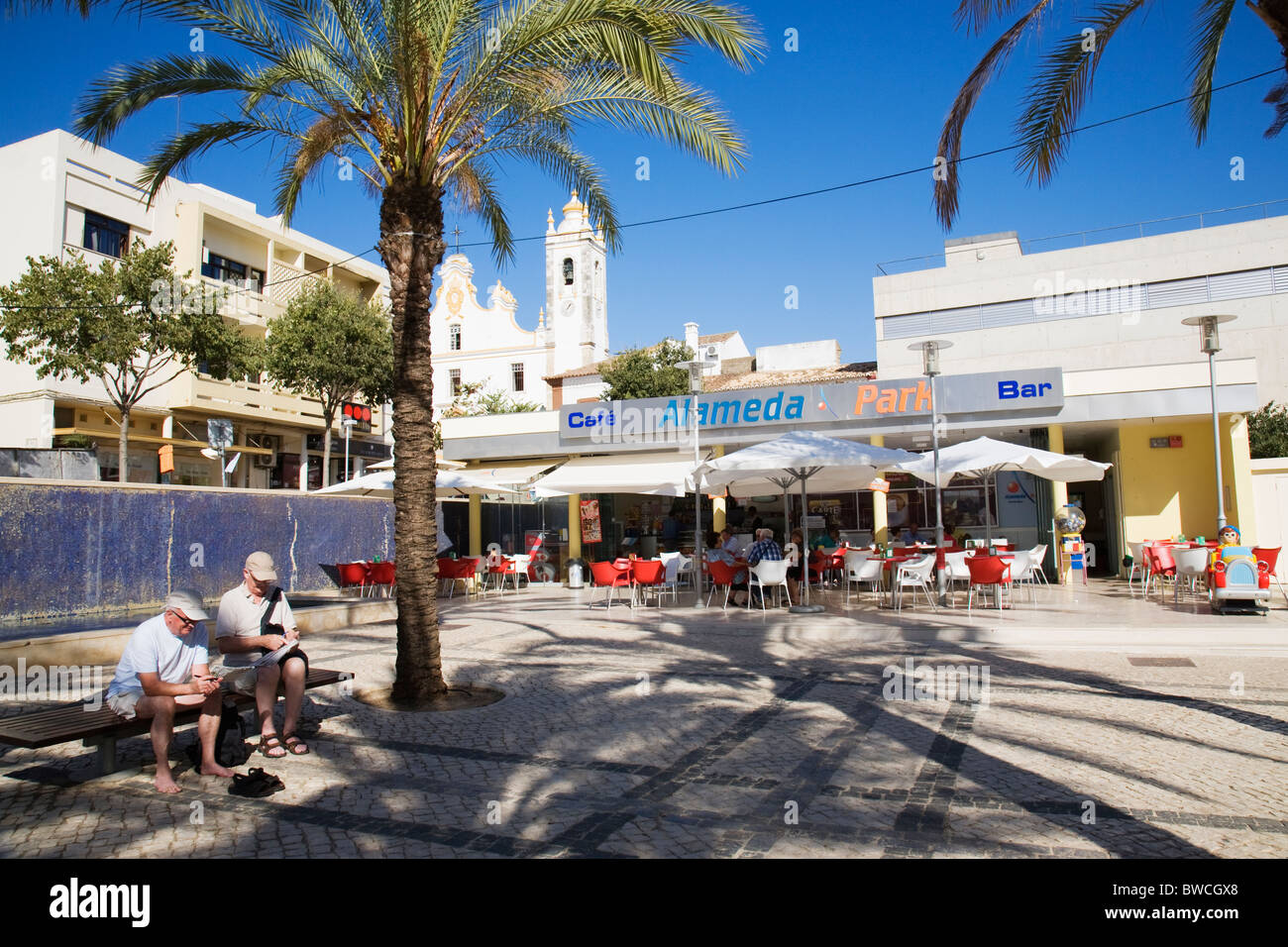 Eine schattige Ecke an der Praca da Republica, Portimao, Algarve, Portugal. Stockfoto