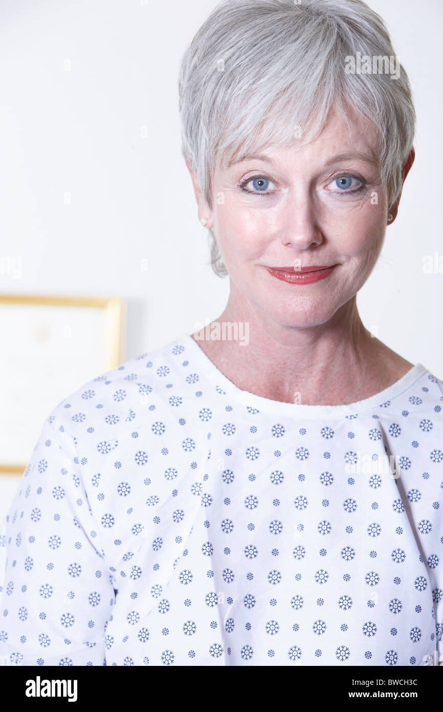 USA, California, Fairfax, Portrait Frau in Krankenhemd sitzen in Arztpraxis Stockfoto