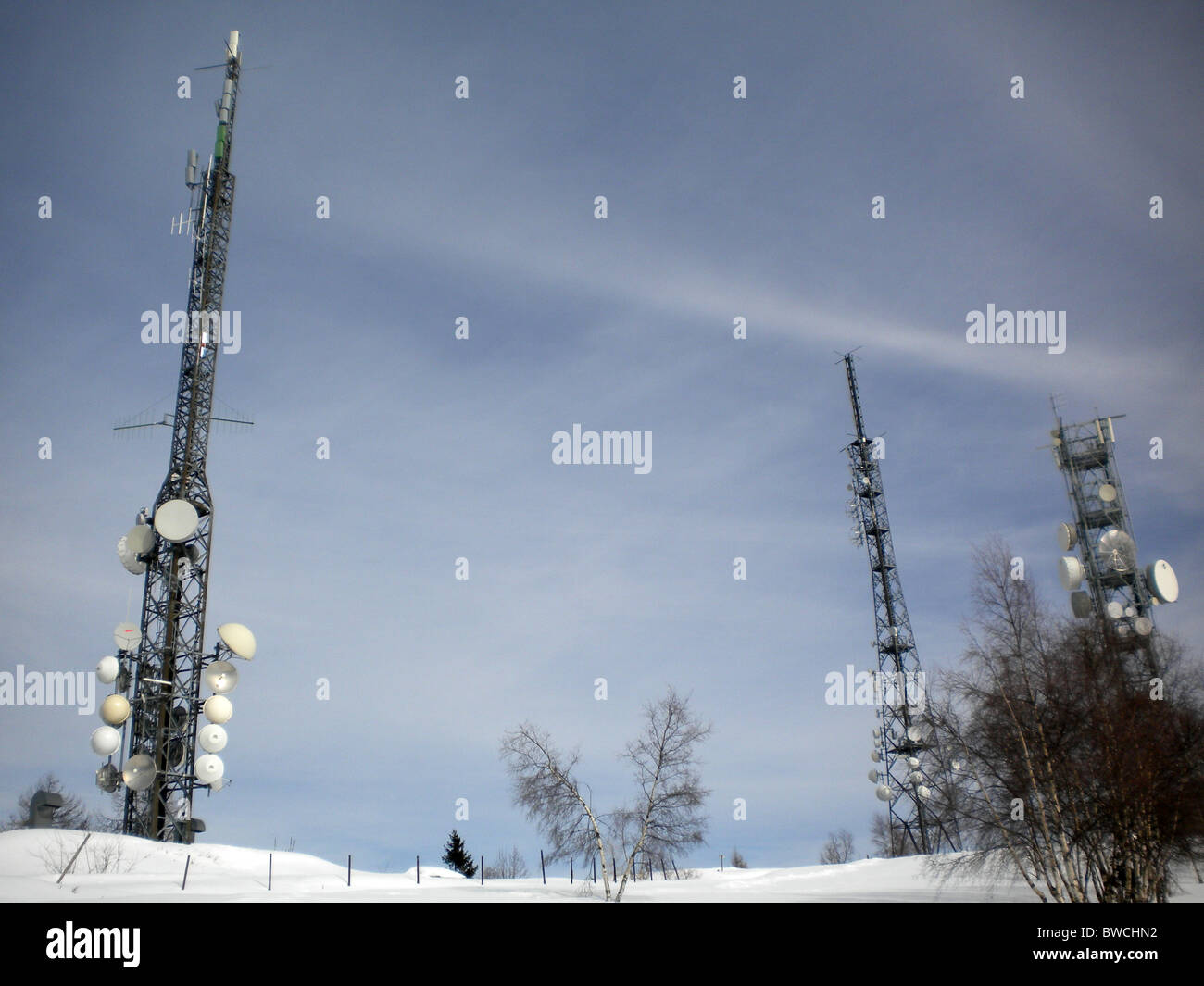 Winterlandschaft mit Schnee und Pinien Boden Antennen für die Datenübertragung und Handy-TV Stockfoto