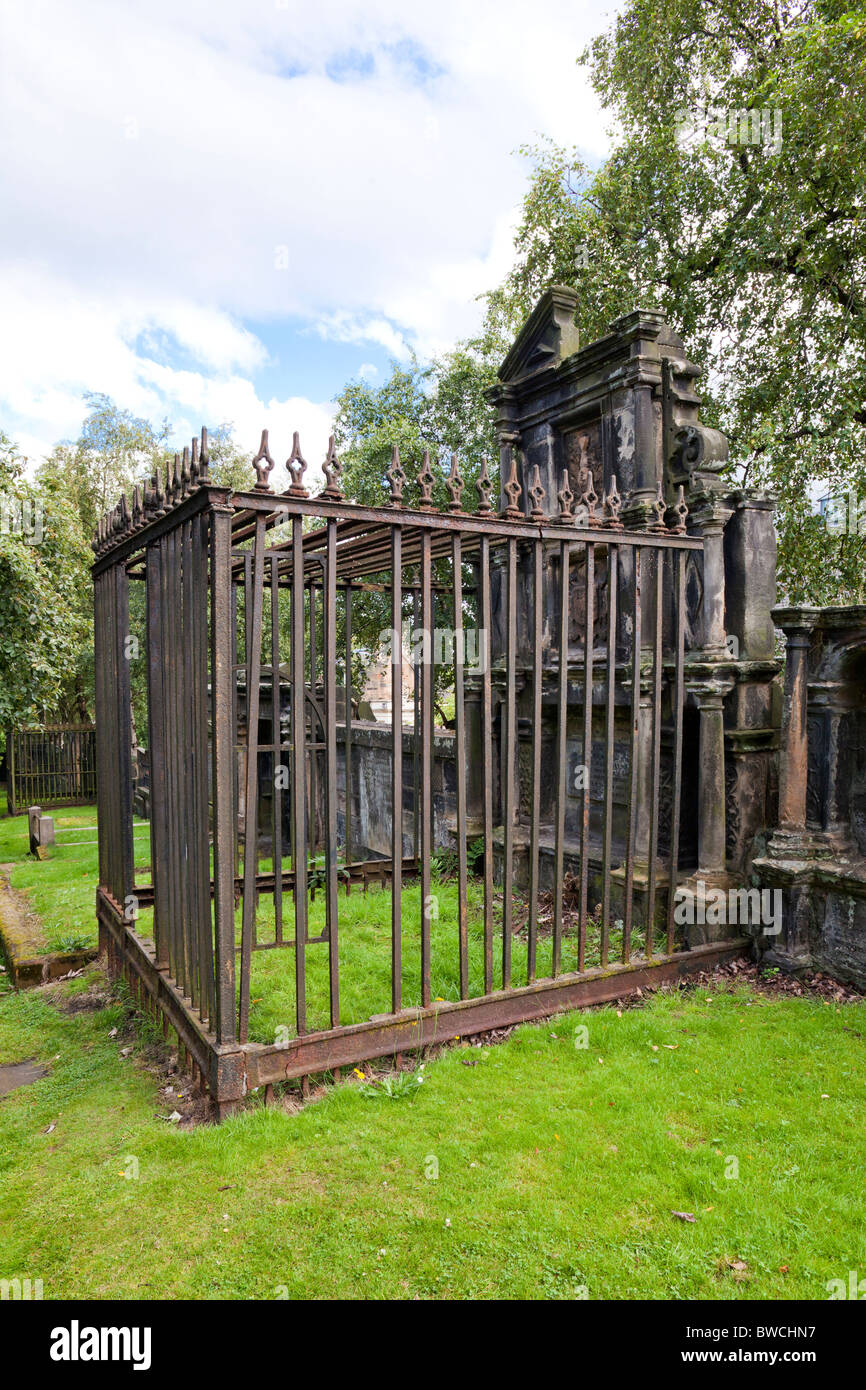 Gräber, geschützt durch Geländer auf dem Kirchhof von Glasgow Cathedral, Schottland Stockfoto