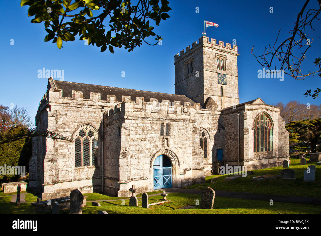 Typische englische Land Dorfkirche, das 13. Jahrhundert All Saints Church an der breiten Chalke, Wiltshire, England, UK Stockfoto