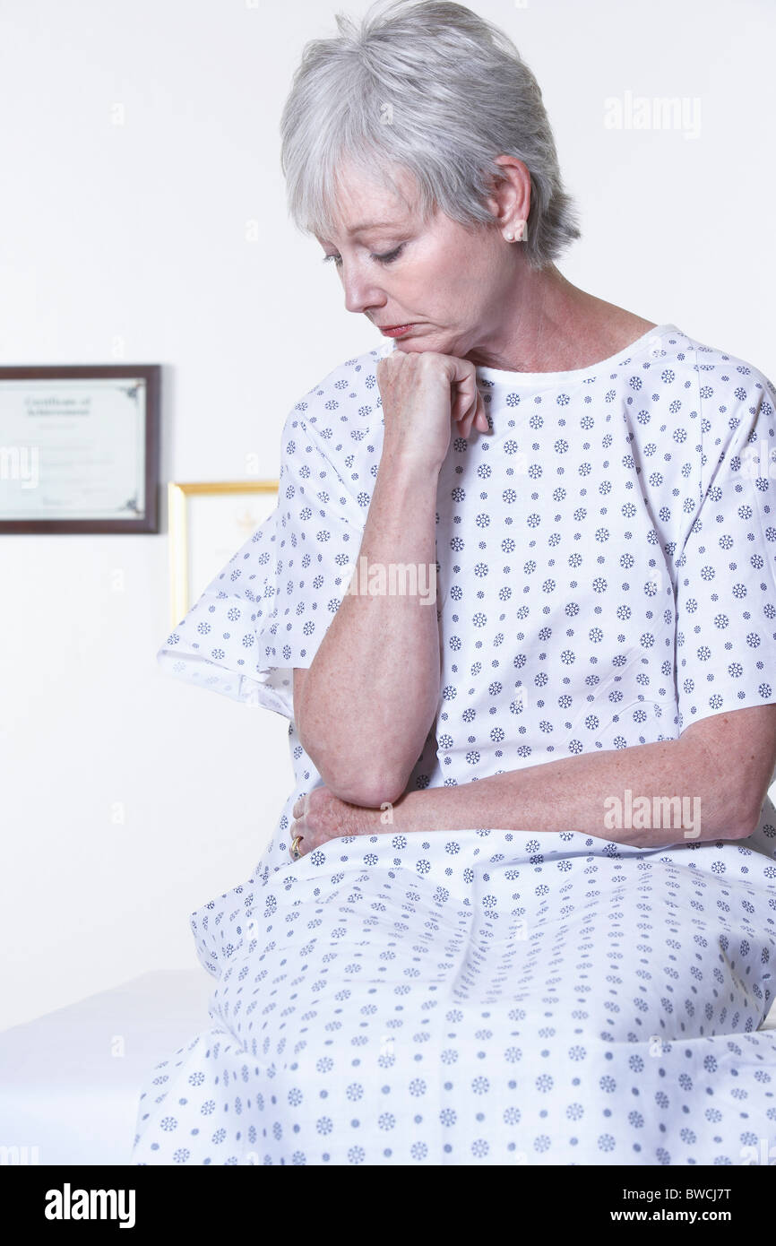 USA, California, Fairfax, nachdenkliche Frau in Krankenhemd sitzen in Arztpraxis Stockfoto