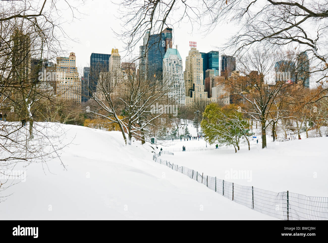 Winter Schnee im Central Park in New York City mit Central Park South Skyline. Stockfoto