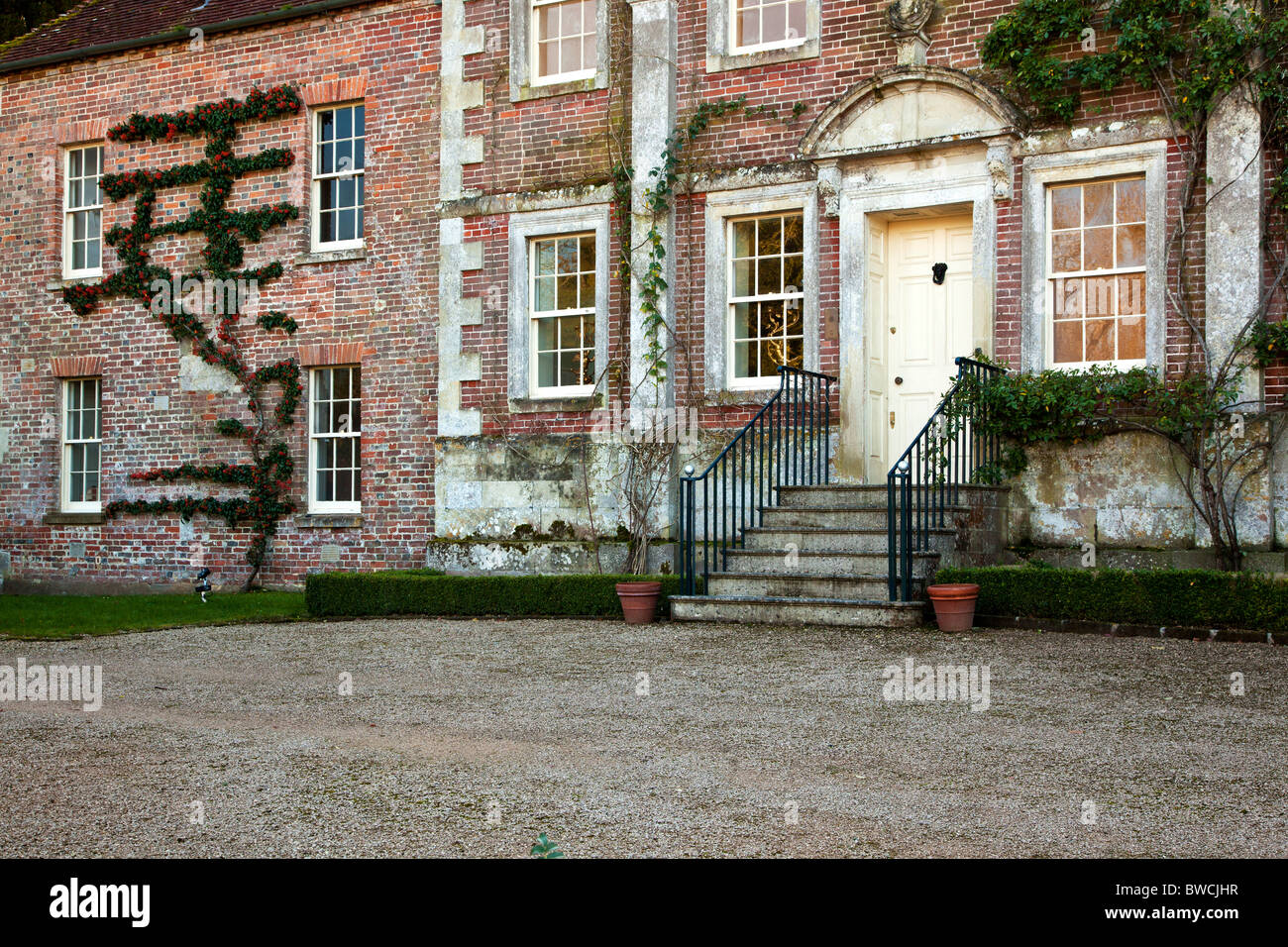 Englischen 18. Jahrhundert Herrenhaus bekannt als rötliche Haus im breiten Chalke, Wiltshire, England, UK Stockfoto