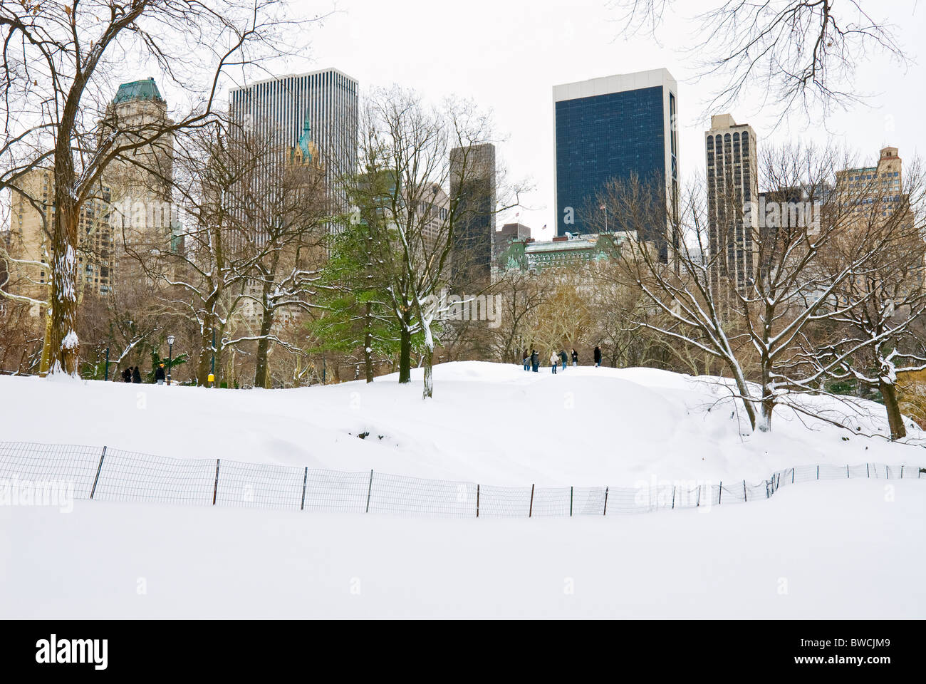 Winter Schnee im Central Park in New York City mit Central Park South Skyline. Stockfoto