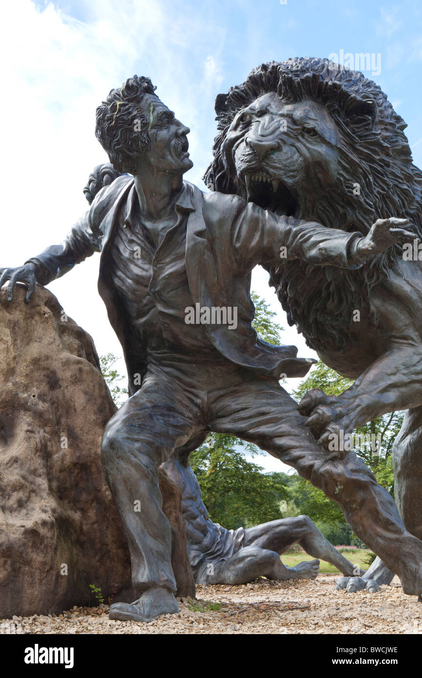 Skulptur im David Livingstone Centre, Blantyre, South Lanarkshire, Schottland. Livingstone wurde bei Mabotsa von einem Löwen angegriffen. Stockfoto