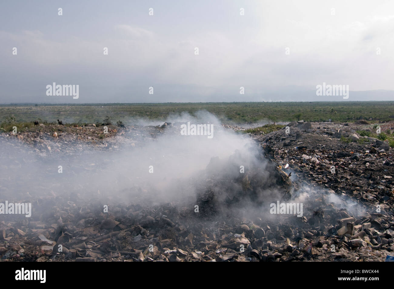 Papierkorb brennen in einer Müllhalde Haiti Stockfoto