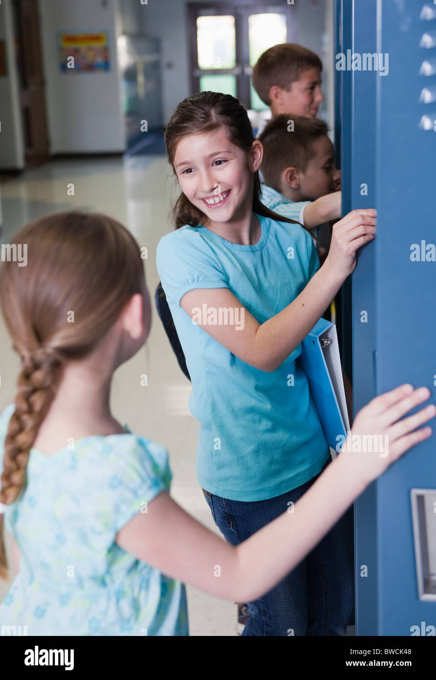 Schulkinder (8-9, 10-11) in Schließfächern im Flur der Schule, Metamora, Illinois, USA Stockfoto