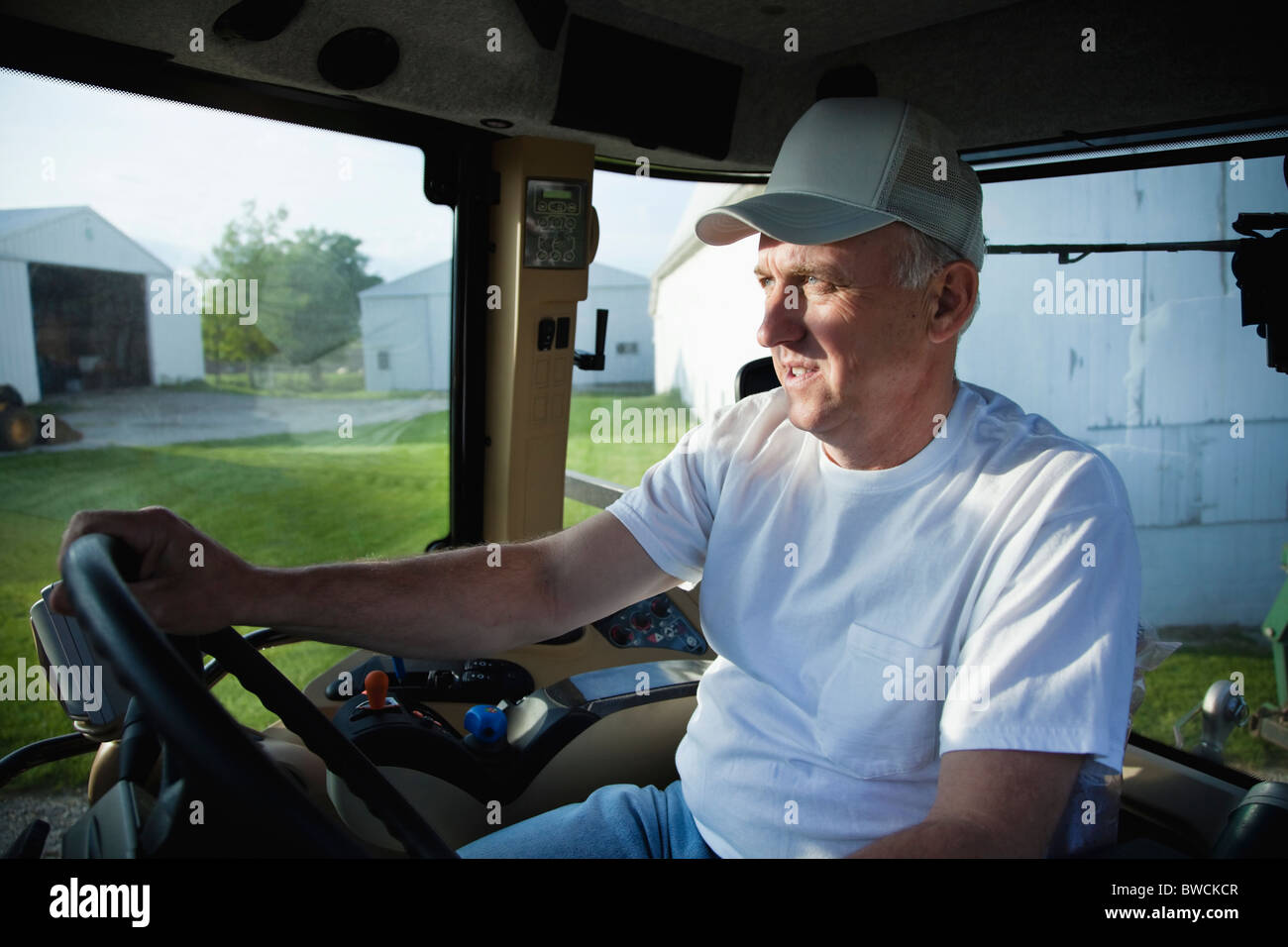 USA, Illinois, Metamora, treibende Traktor Farmer auf Bauernhof Stockfoto