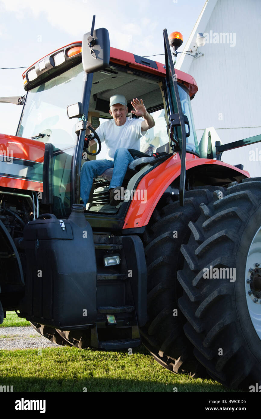 USA, Illinois, Metamora, Porträt von Bauer Traktor fahren Stockfoto