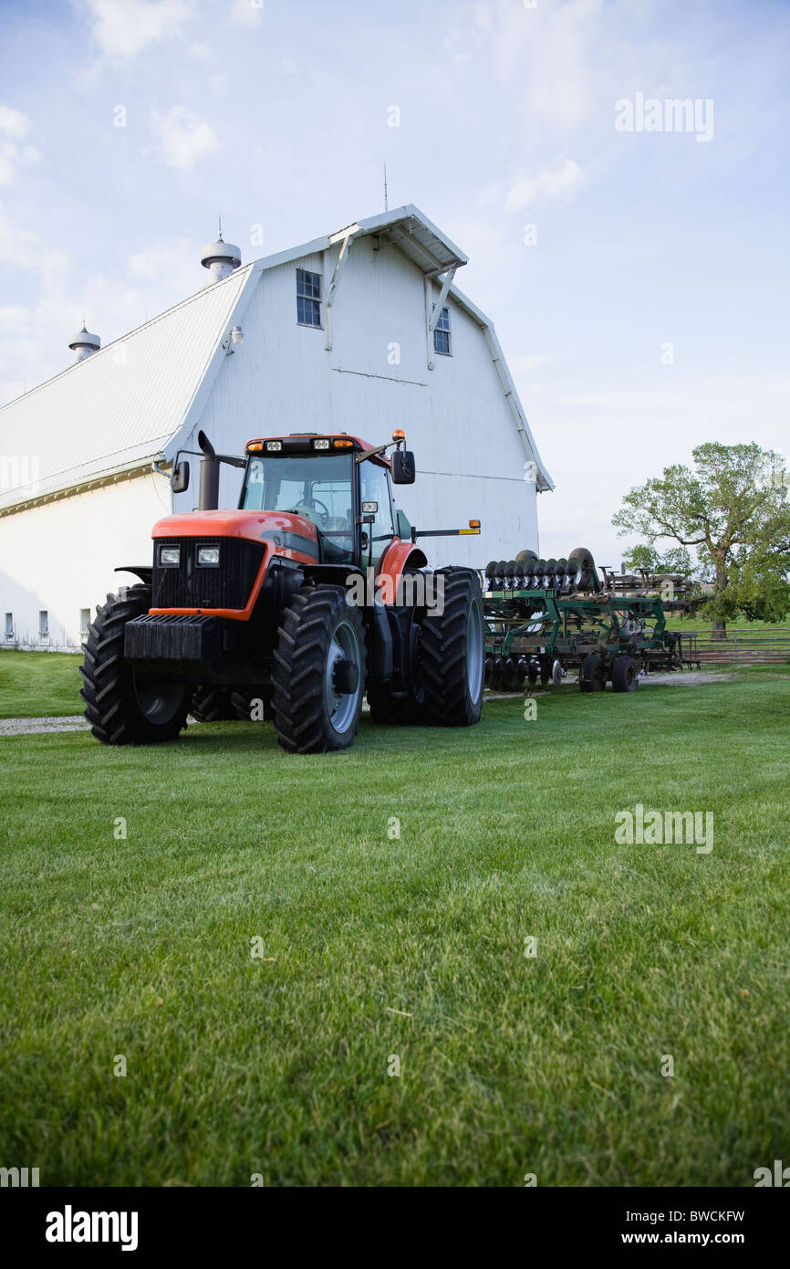 USA, Illinois, Metamora, Traktor von Scheune auf Hof Stockfoto