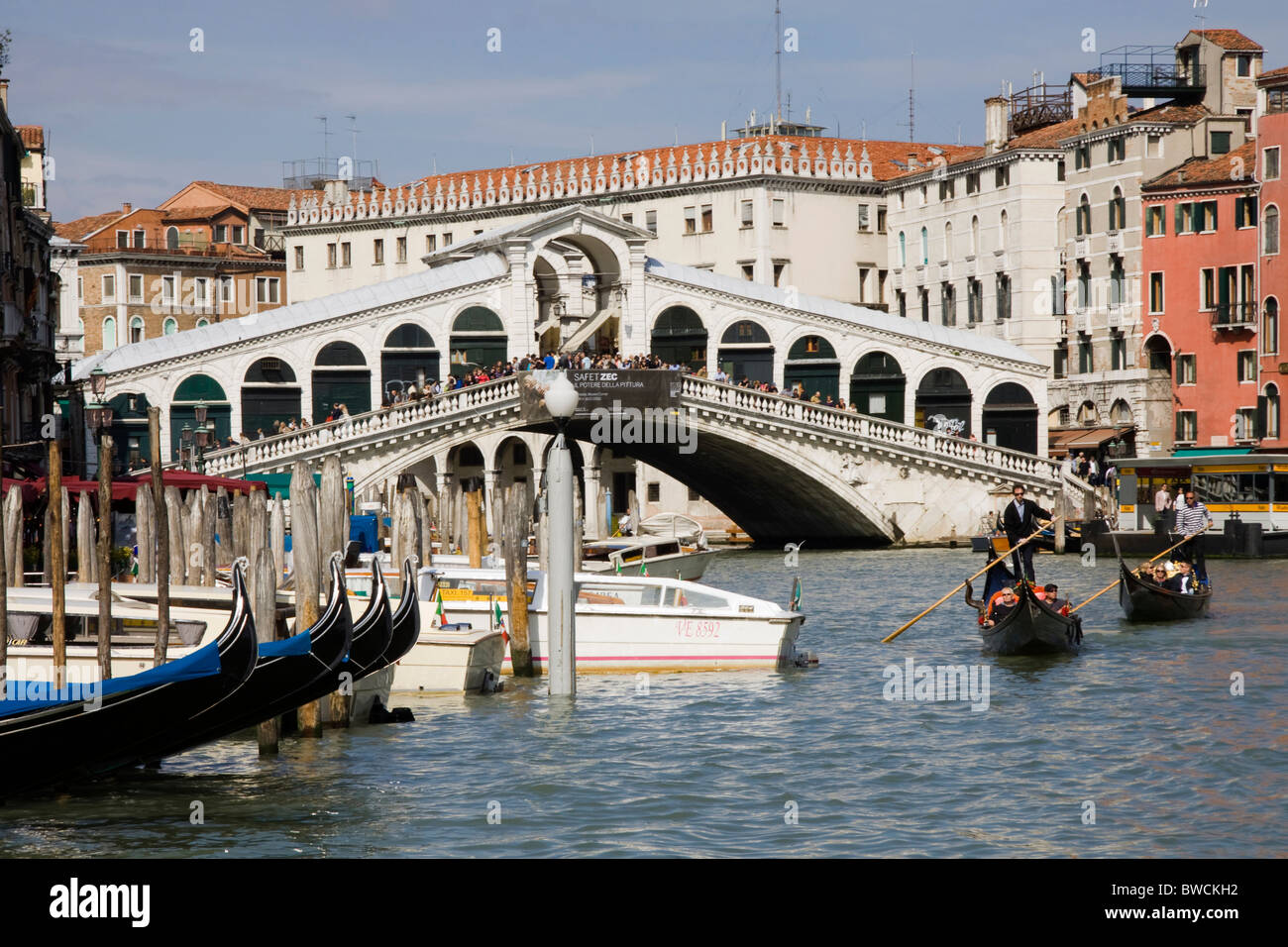 Rialto-Brücke - Venedig - Gondeln und Gondolieri Stockfoto