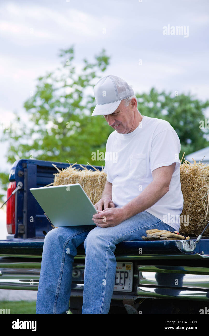 USA, Illinois, Metamora, Landwirt mit Laptop auf LKW Stockfoto