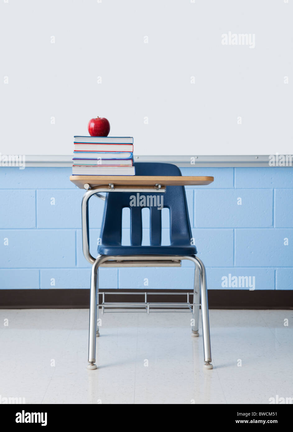 USA, Illinois, Metamora, Apfel auf gestapelten Bücher im Klassenzimmer Stockfoto