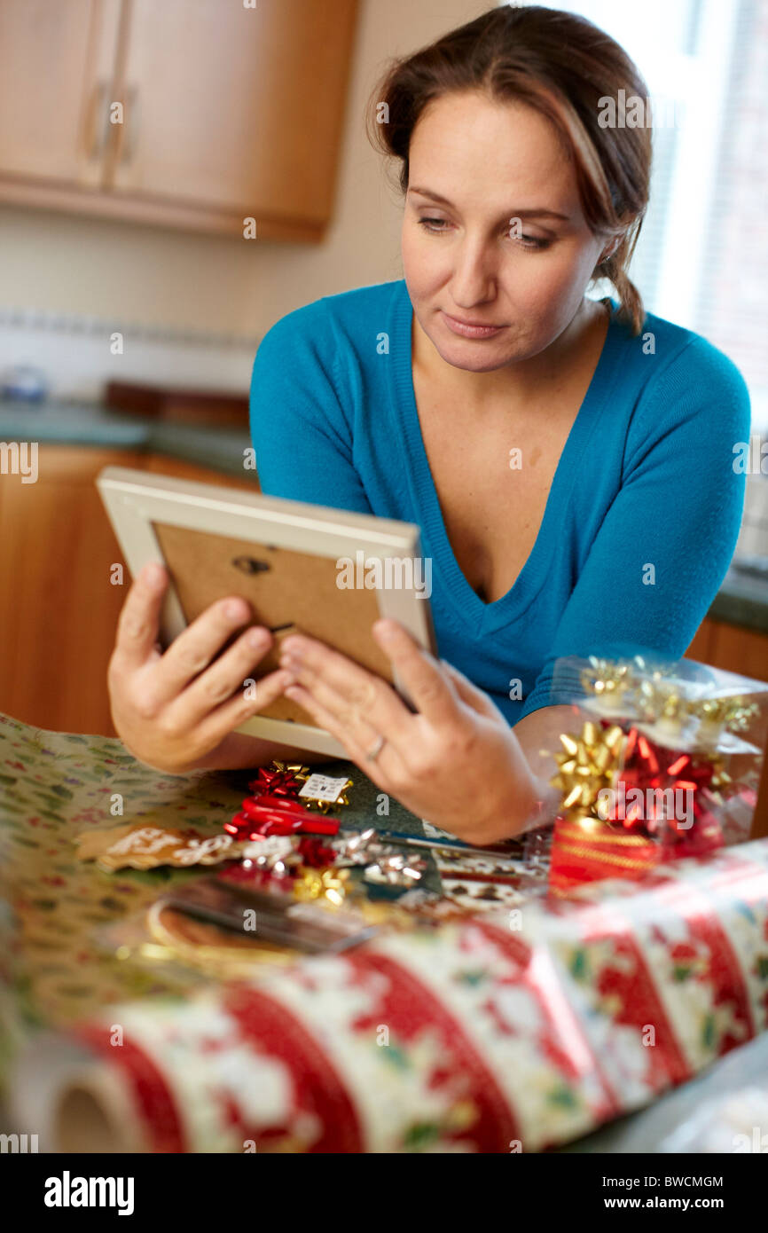 Frau mit Blick auf Bild zu Weihnachten Stockfoto
