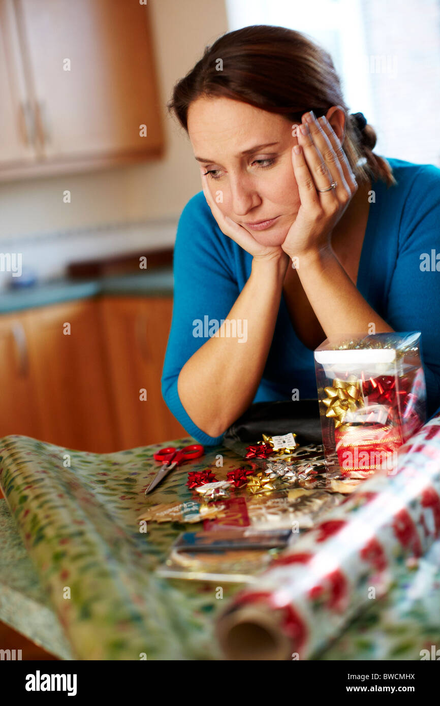 Frau schreiben Weihnachtskarten Stockfoto