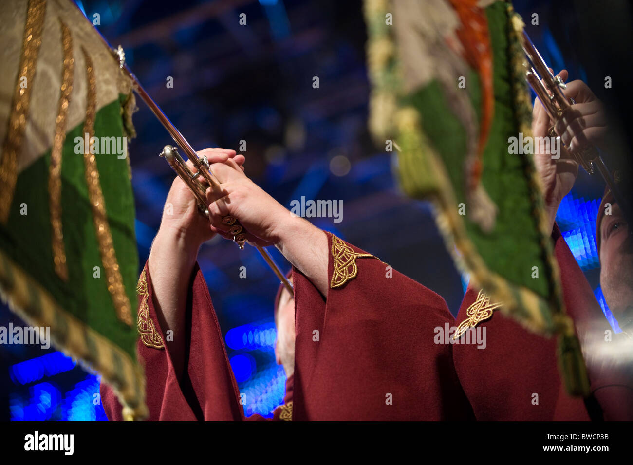 Trompeter mit roten Drachenbanner spielen auf der Bühne während der Zeremonie am National Eisteddfod of Wales jährliche walisische Kulturfestival Stockfoto