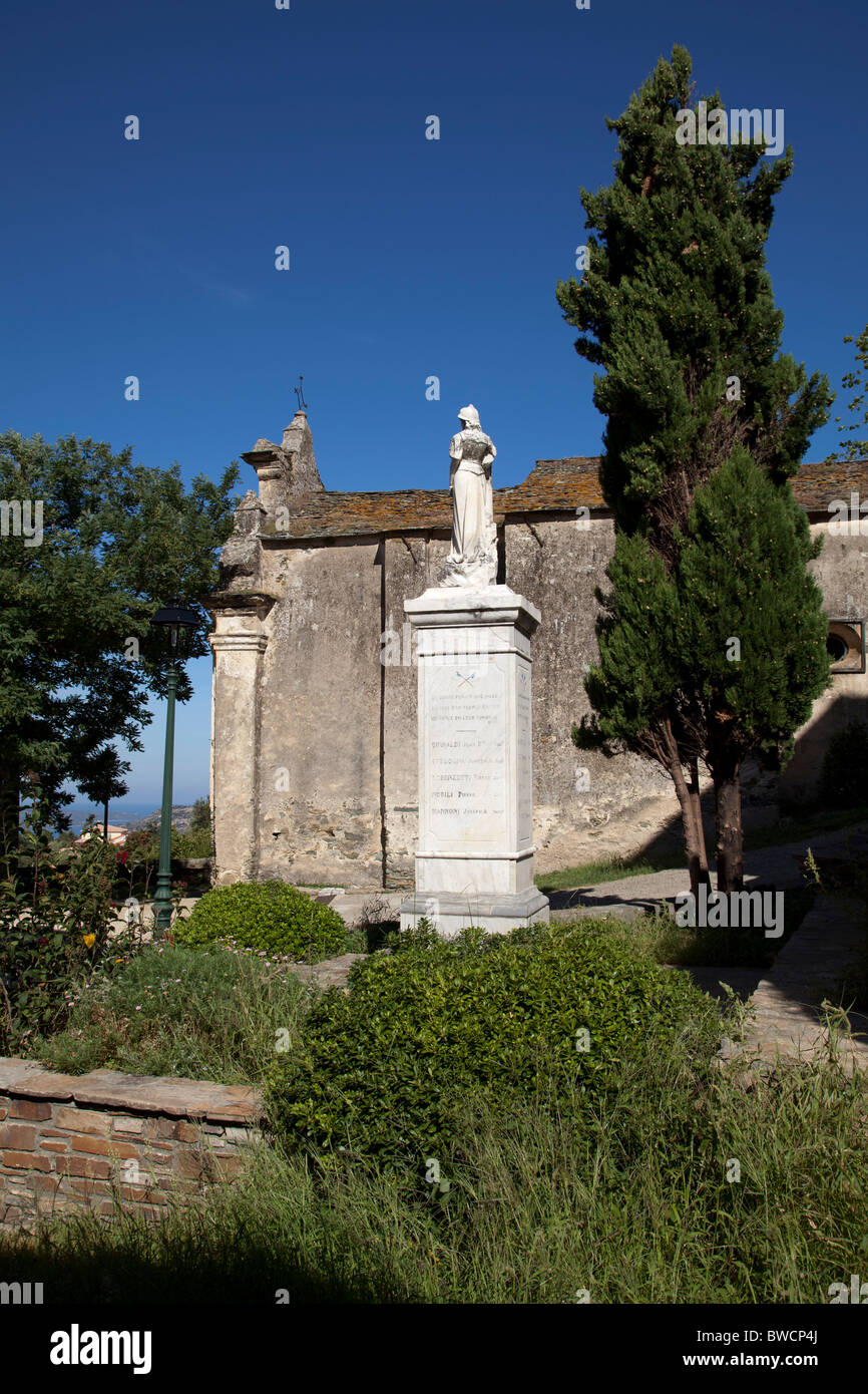 Eglise und Krieg-Denkmal in Poggio d'Oletta Corsica Stockfoto