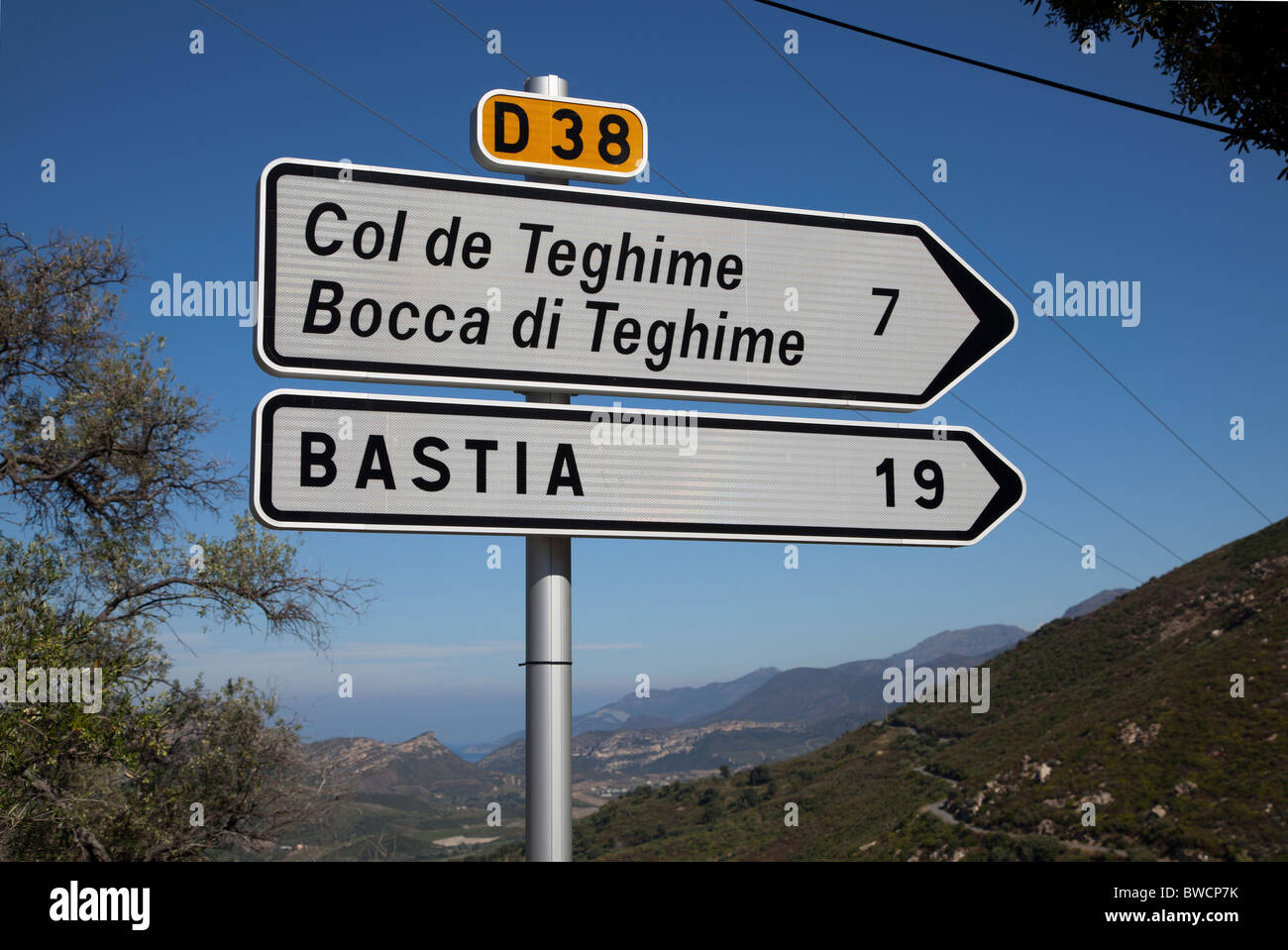 Zweisprachige Straße Zeichen auf Poggio d'Oletta Corsica Stockfoto