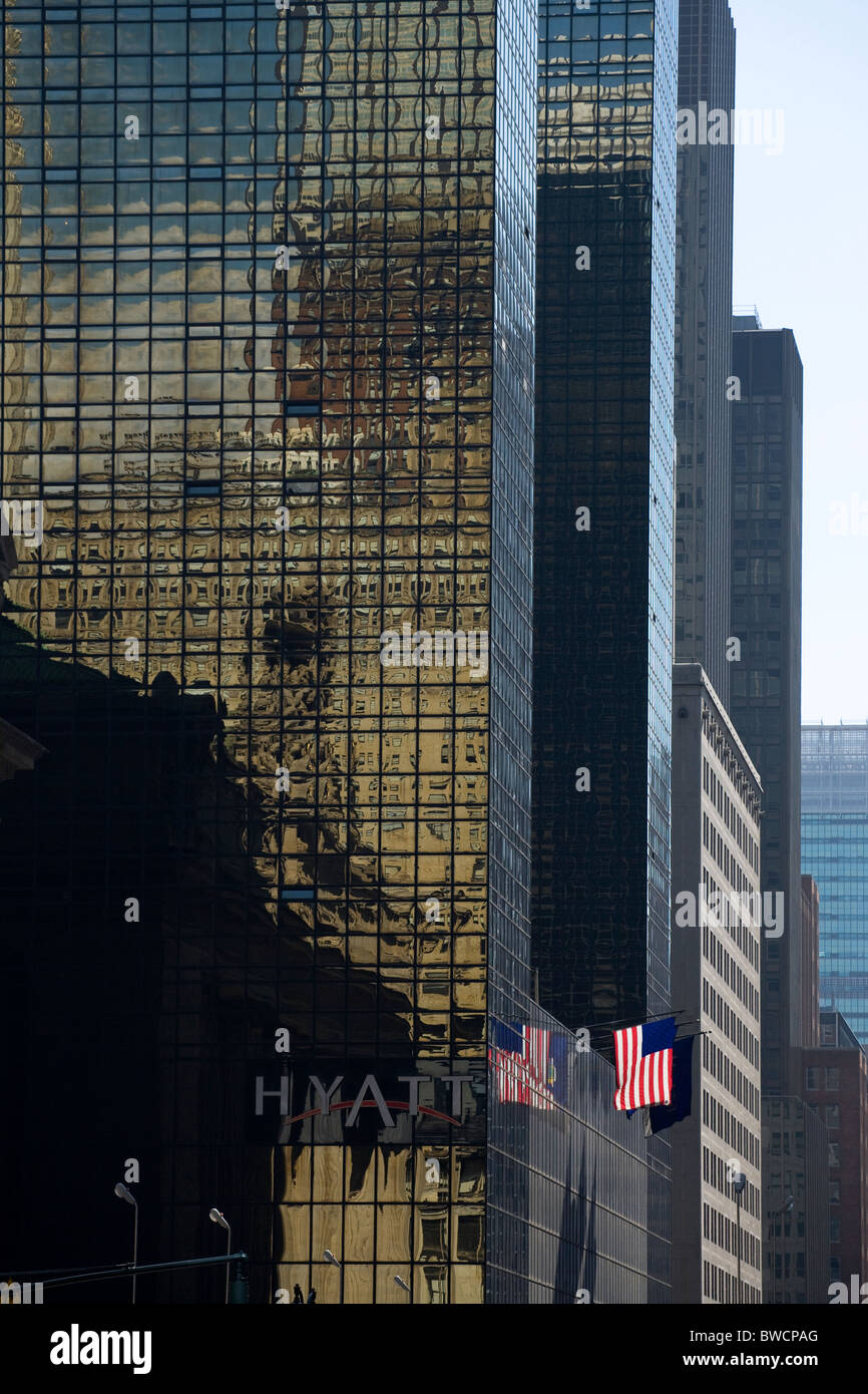 Grand Hyatt Hotel New York mit einsamen US Flagge Stockfoto