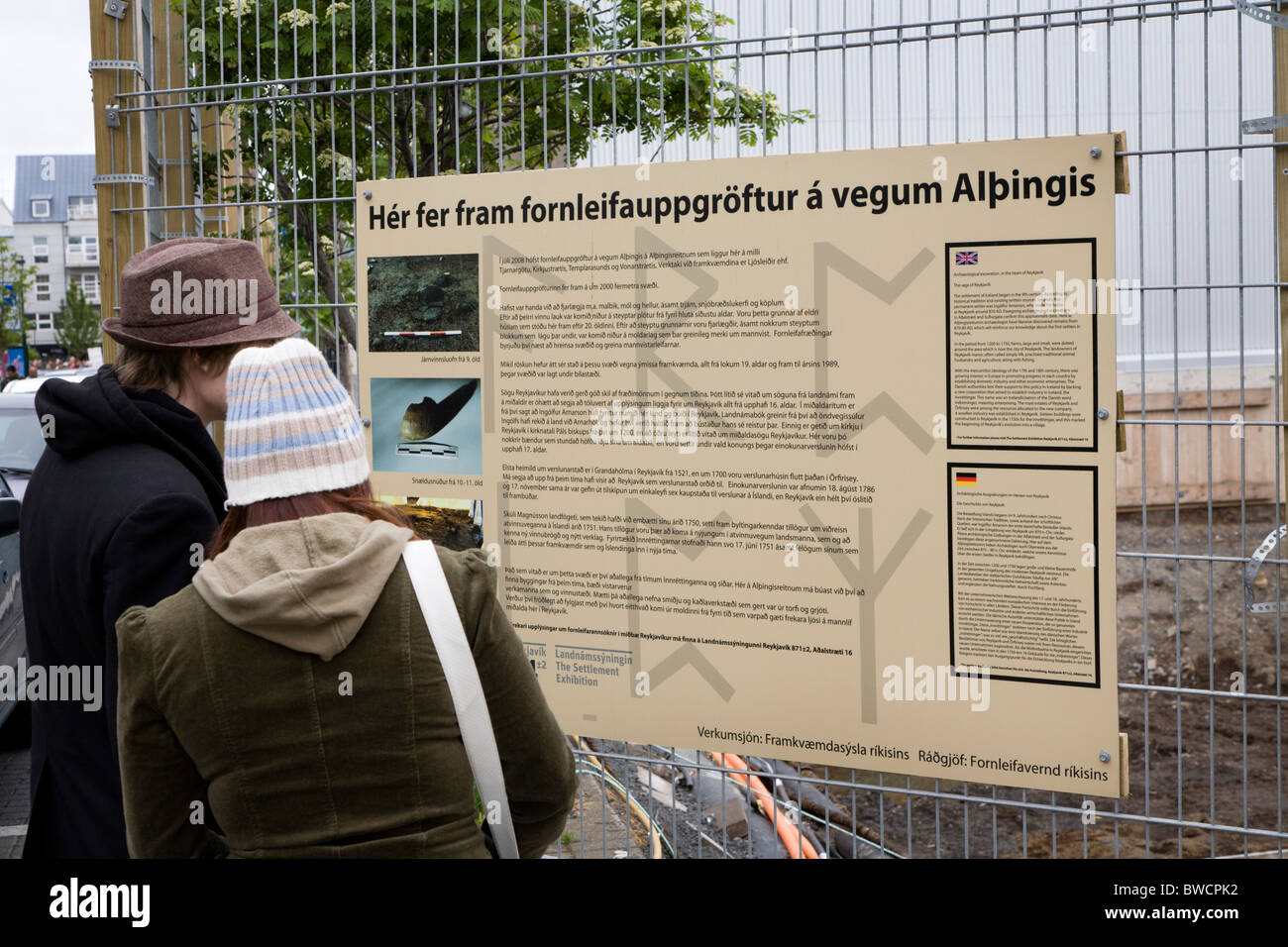 Touristen-eine Informationstafel neben einer archäologischen Grabung unter der Leitung von Althing (das isländische Parlament) lesen... Stockfoto