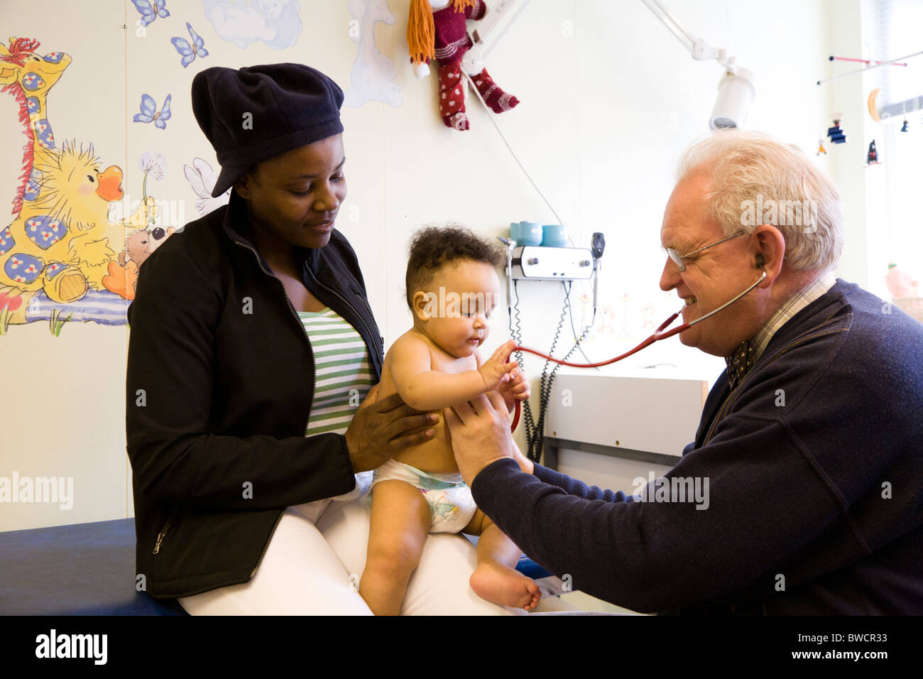 Eine gesunde, sechs Monate alte junge bei einer Kinder-Ärzten geprüft wird. Stockfoto