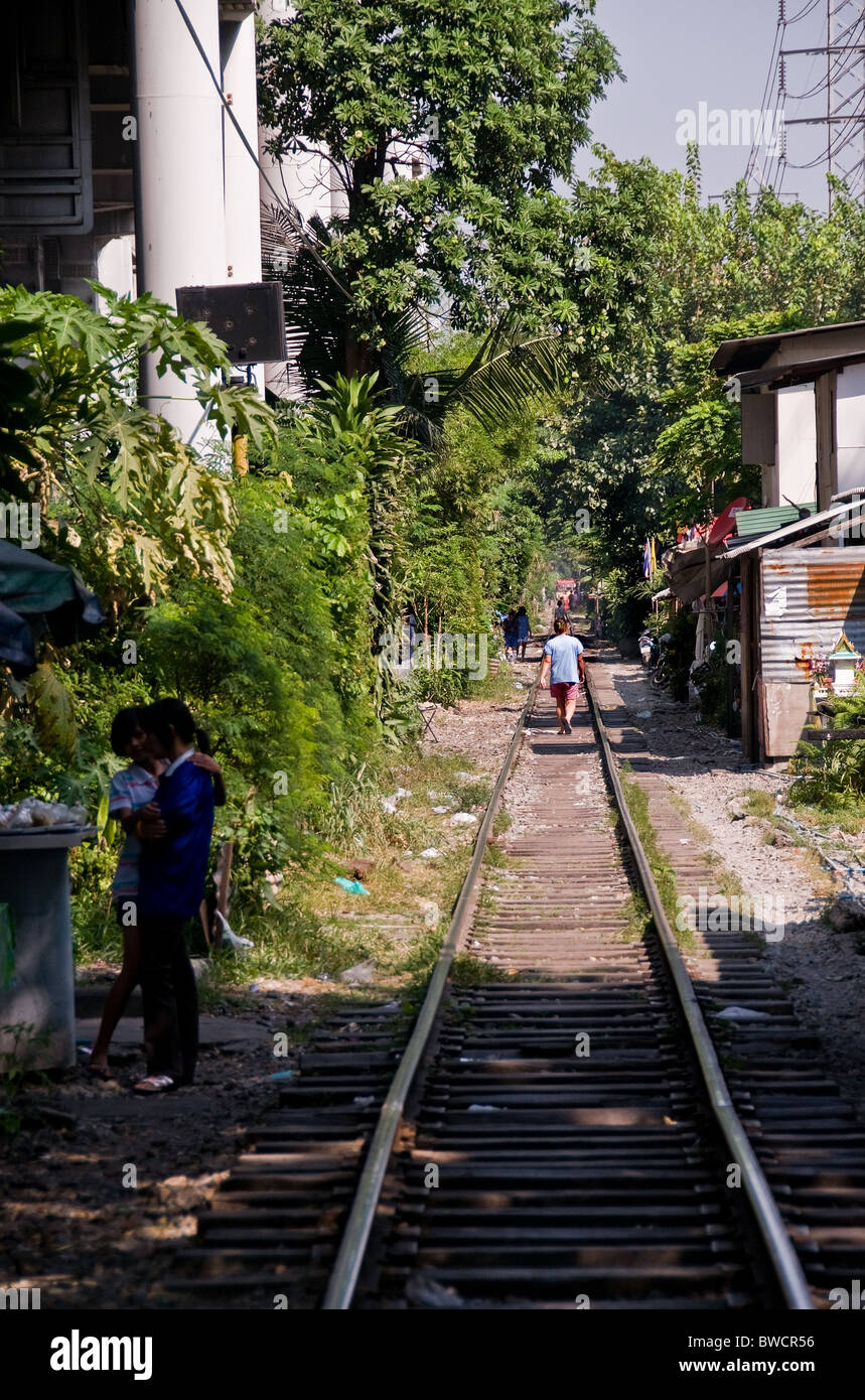 Gehäuse neben einer Bahnstrecke in Bangkok, Thailand Südostasien. Stockfoto