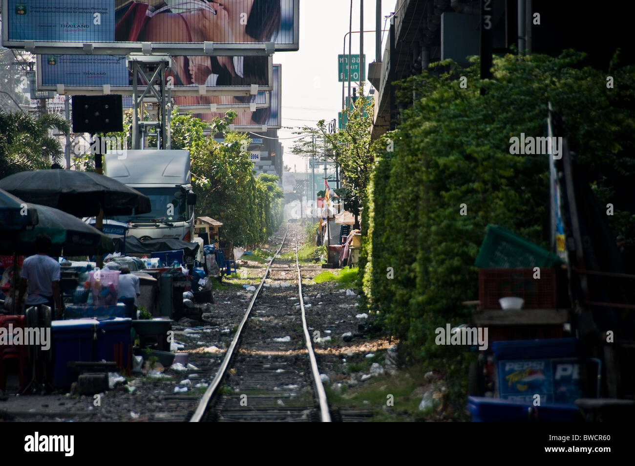 Einem Gleis laufen durch die Stadt Bangkok in Thailand. Stockfoto