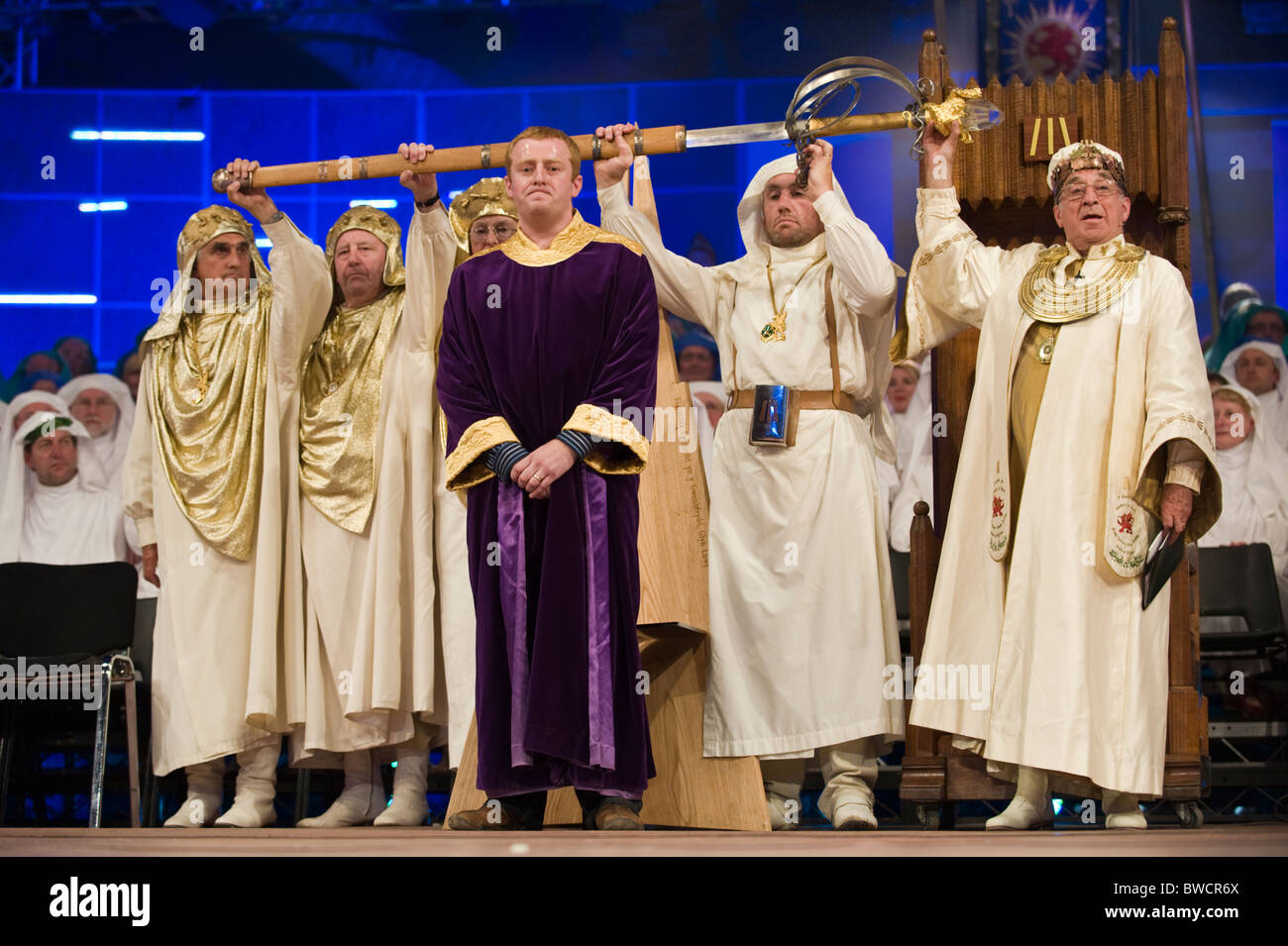Tudur Hallam unter dem Vorsitz Bard während auf Stufe Zeremonie an das National Eisteddfod of Wales jährliche walisische Kulturfestival Stockfoto Tudur Hallam unter dem Vorsitz Bard während auf Stufe Zeremonie an das National Eisteddfod of Wales jährliche walisische Kulturfestival Stockfoto