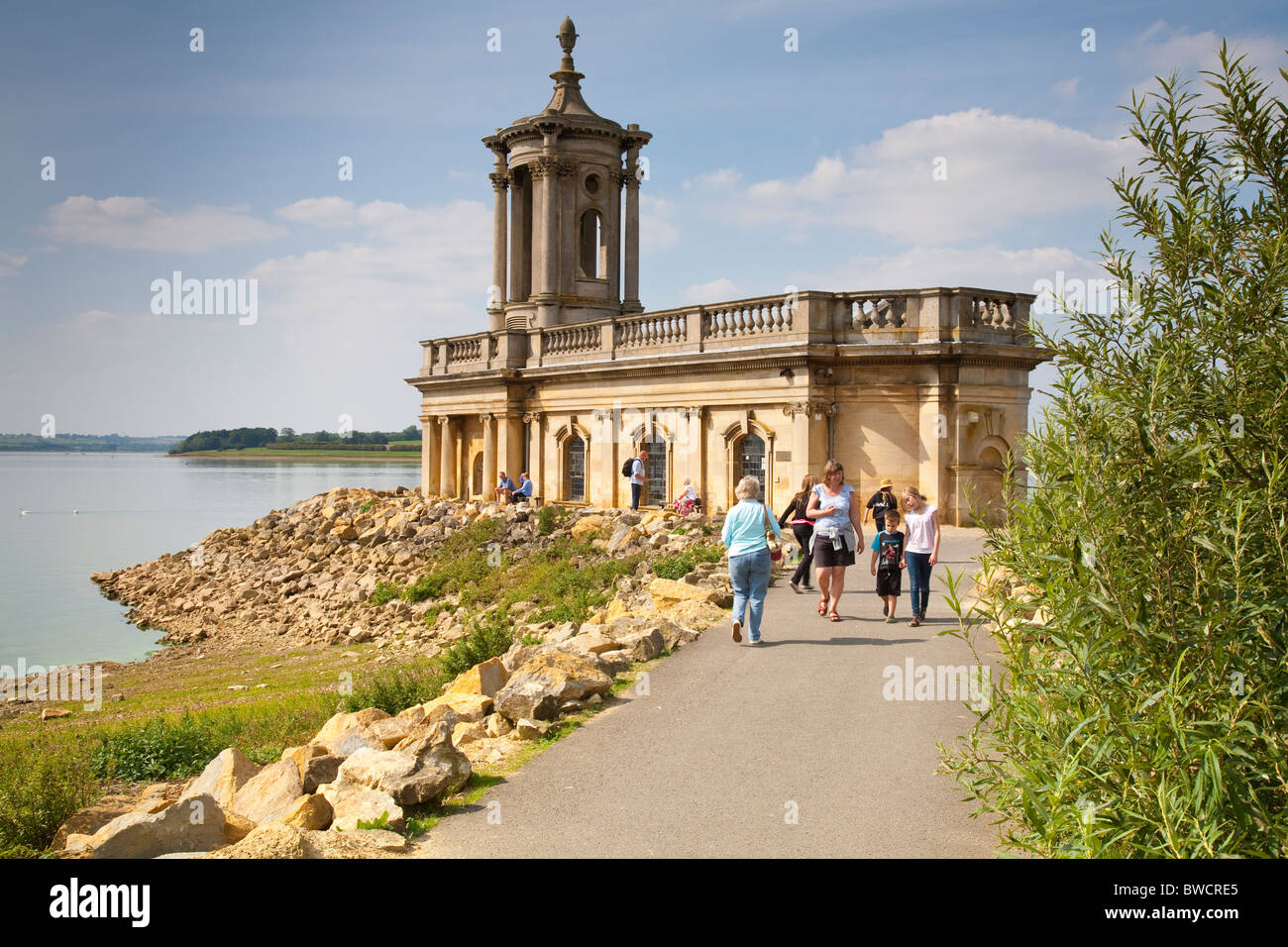 Blick über Rutland Water, in der Nähe von Oakham, Rutland, England und Normanton Kirche. Stockfoto Blick über Rutland Water, in der Nähe von Oakham, Rutland, England und Normanton Kirche. Stockfoto