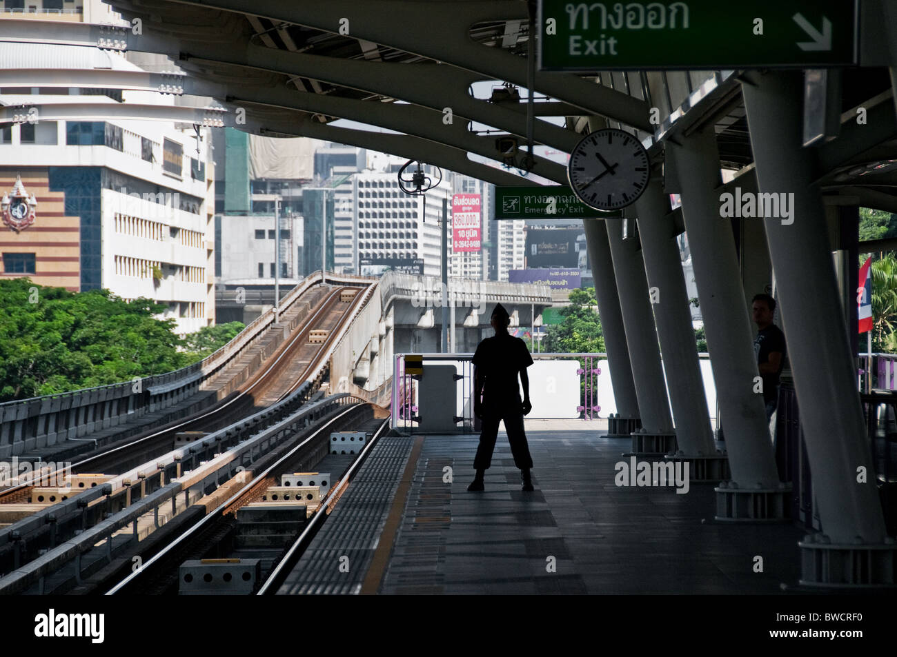 Die Silhouette der Wachmann auf dem Skytrain Plattform an Ratchadamri Station in Bangkok, Thailand. Stockfoto