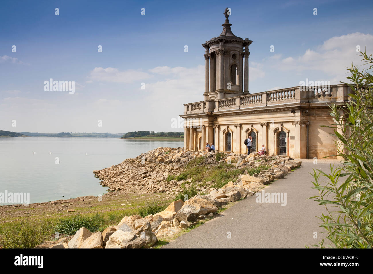 Blick über Rutland Water, in der Nähe von Oakham, Rutland, England und Normanton Kirche. Stockfoto Blick über Rutland Water, in der Nähe von Oakham, Rutland, England und Normanton Kirche. Stockfoto