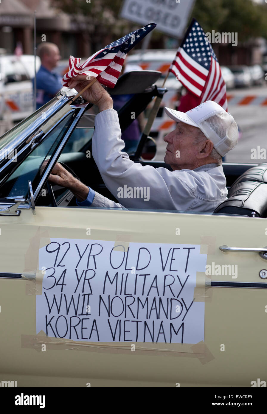 90 - Jahre alte veteran fährt sein Auto in der jährlichen Veteranentag parade in Austin, Texas Stockfoto