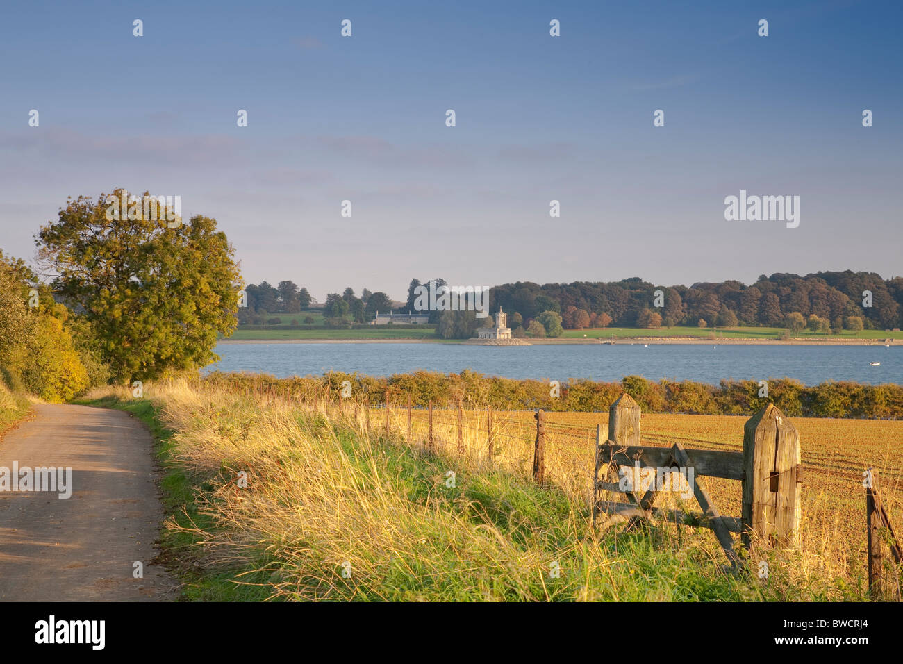 Blick über Rutland Water, in der Nähe von Oakham, Rutland, England Normanton Kirche. Stockfoto Blick über Rutland Water, in der Nähe von Oakham, Rutland, England Normanton Kirche. Stockfoto