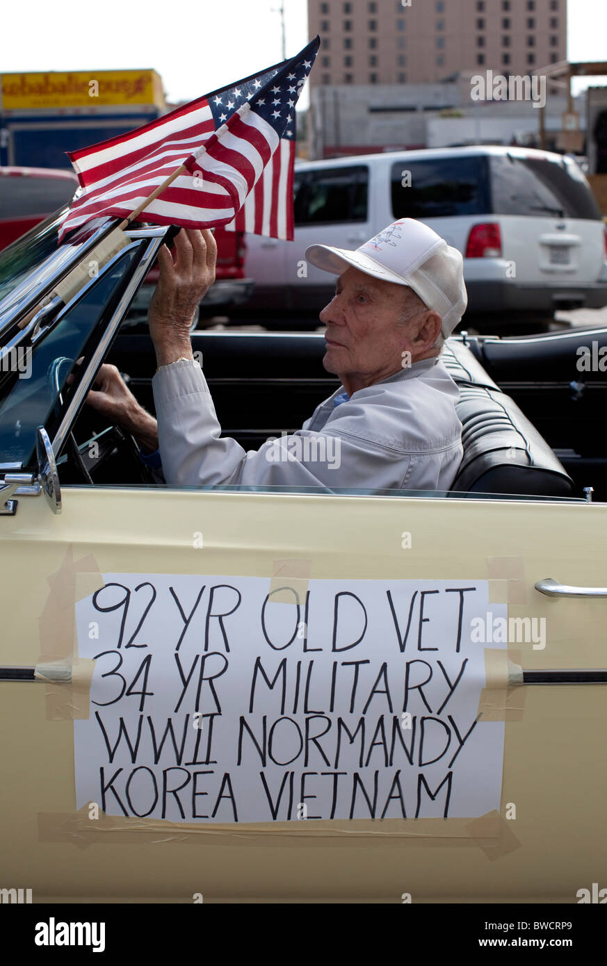 90 - Jahre alte Veteran des Austin Laufwerke sein Auto in der jährlichen Veteranentag parade in Austin, Texas Stockfoto