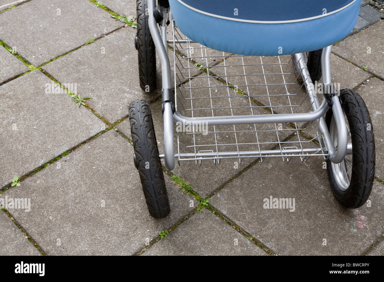 Beschdigte Rad auf ein Baby Kinderwagen. Es wurde eine kommerzielle  Fluggesellschaft whrend des Transports beschdigt Stockfotografie - Alamy