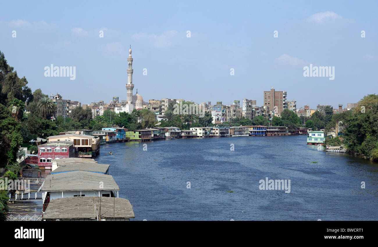 Ansicht von Kairo. Fluss, Häuser, Minarett-Turm. Stockfoto
