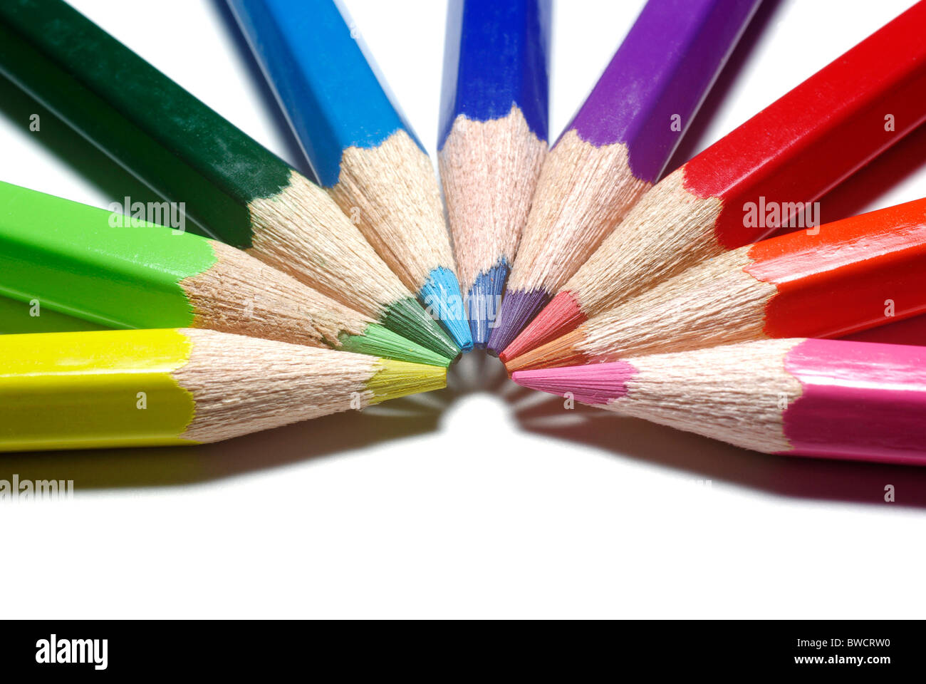 Halbkreis von Farbstiften isoliert auf weißem Hintergrund. Stockfoto