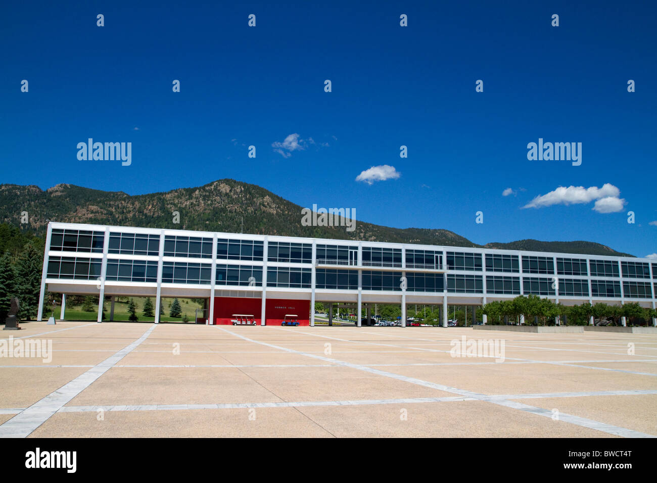 Wohnheimen auf dem Terrazzo bei der Air Force Academy in Colorado Springs, Colorado, USA. Stockfoto