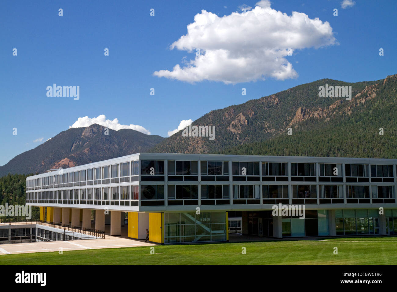Wohnheimen auf dem Terrazzo bei der Air Force Academy in Colorado Springs, Colorao, USA. Stockfoto