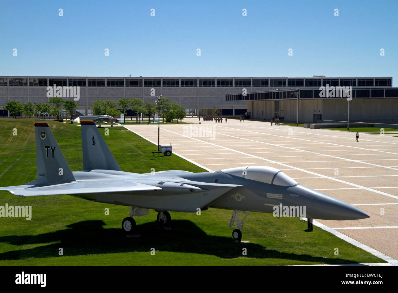 F-15 Flugzeuge auf dem Display in der Terrazzo mit Wohnheimen auf der Air Force Academy in Colorado Springs, Colorado, USA. Stockfoto