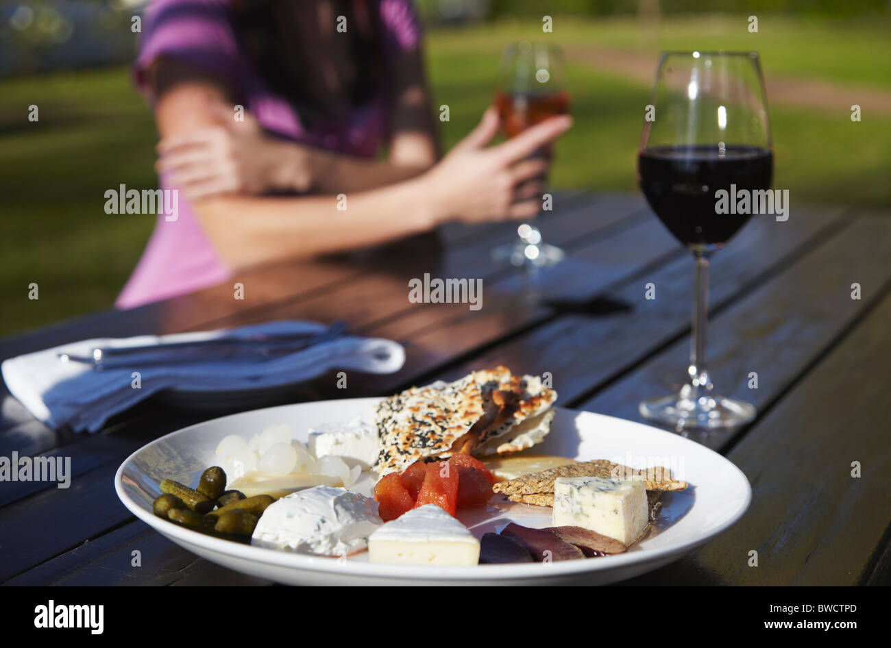 Käseplatte und Wein bei Blaauwklippen Wine Estate, Stellenbosch, Western Cape, South Africa (MR) Stockfoto