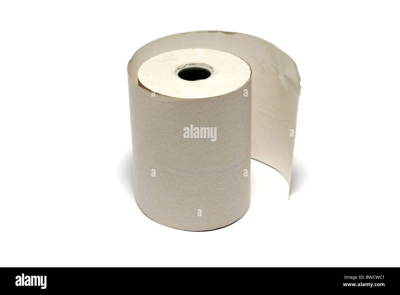 Ungenutzte Papierrolle für Registrierkasse oder andere finanzielle Maschine isoliert auf weißem Hintergrund. Stockfoto