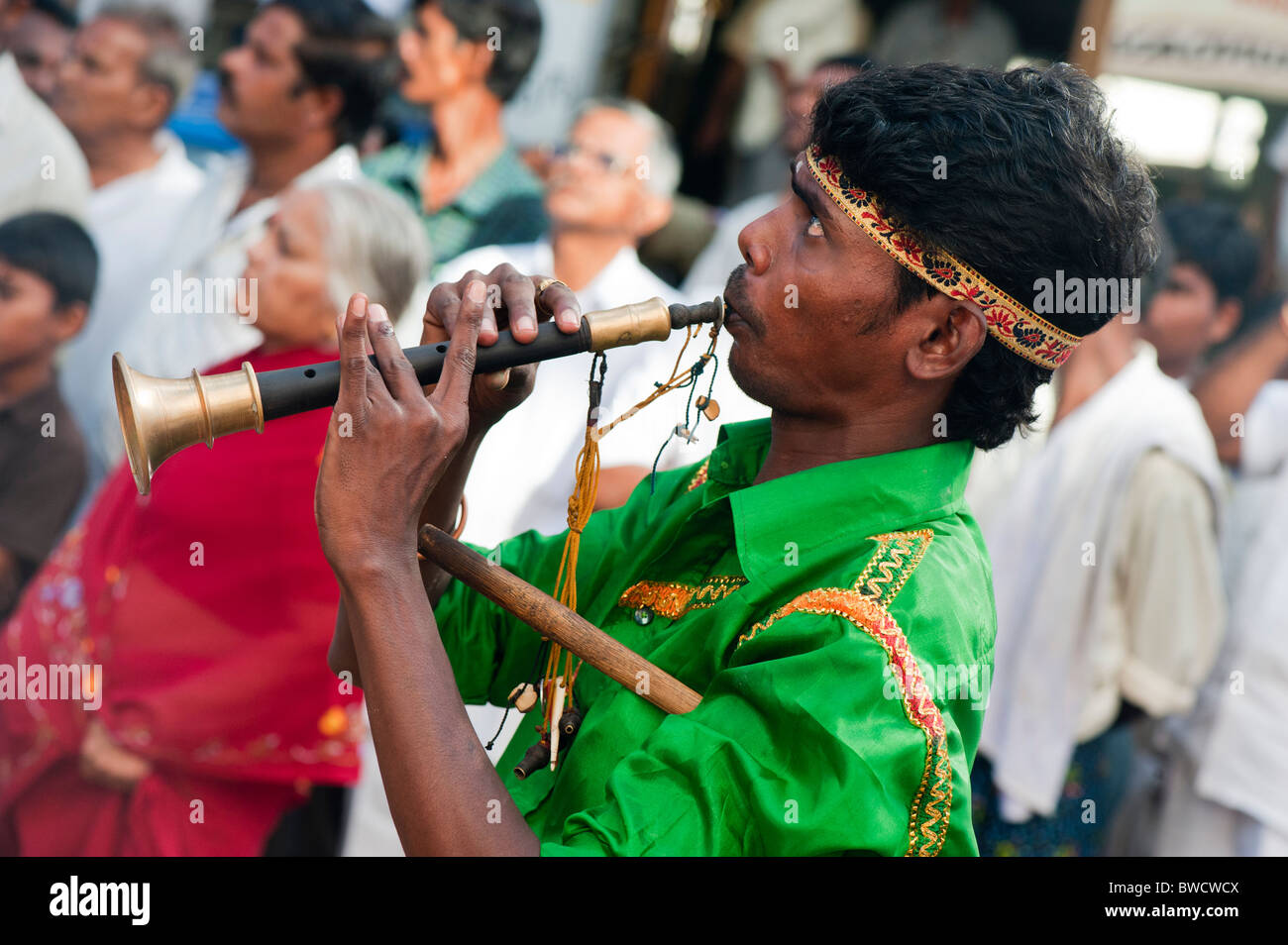 Indian Festival nadaswaram player Street Performer an Sathya Sai Baba 85. Geburtstag feiern in Puttaparthi, Andhra Pradesh, Indien Stockfoto