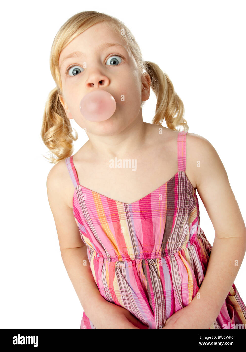 Süße weibliches Kind Seifenblase mit Kaugummi, mit weit aufgerissenen Augen, humorvolle Gesichtsausdruck, geschossen auf weißem Hintergrund. Stockfoto