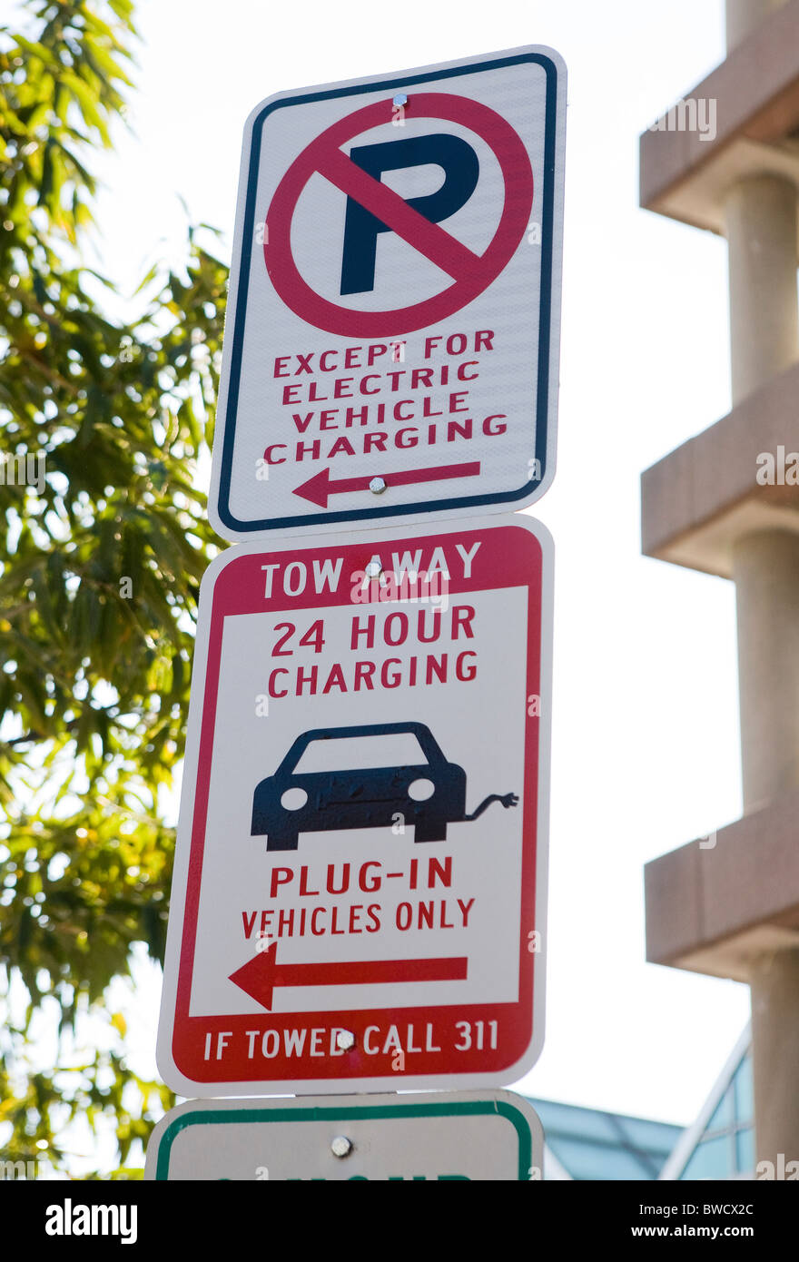 Eine Ladestation für Elektroautos Bahnhof und Parkplatz. Stockfoto